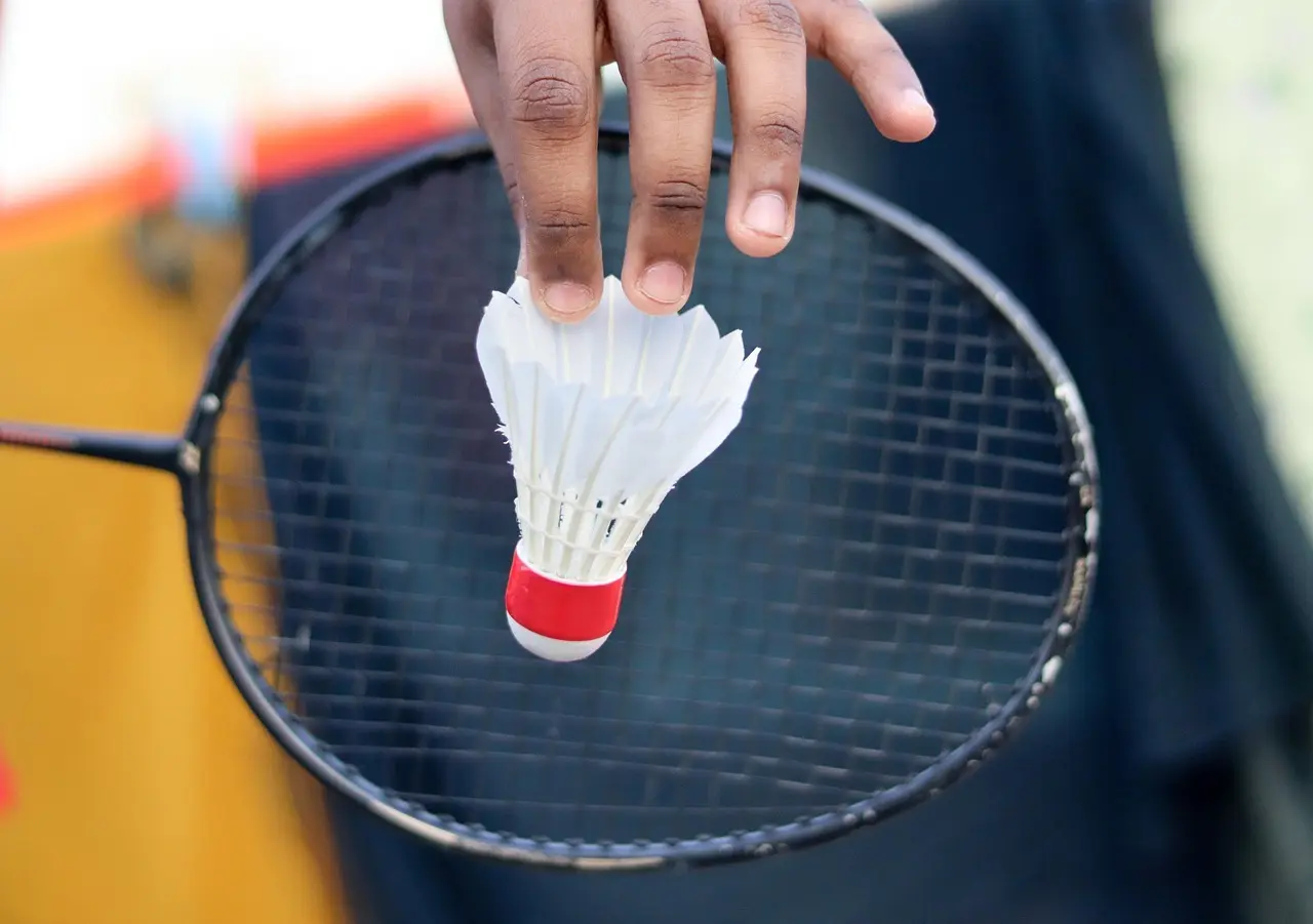 Badmintonketcher og fjerbold klar til serv