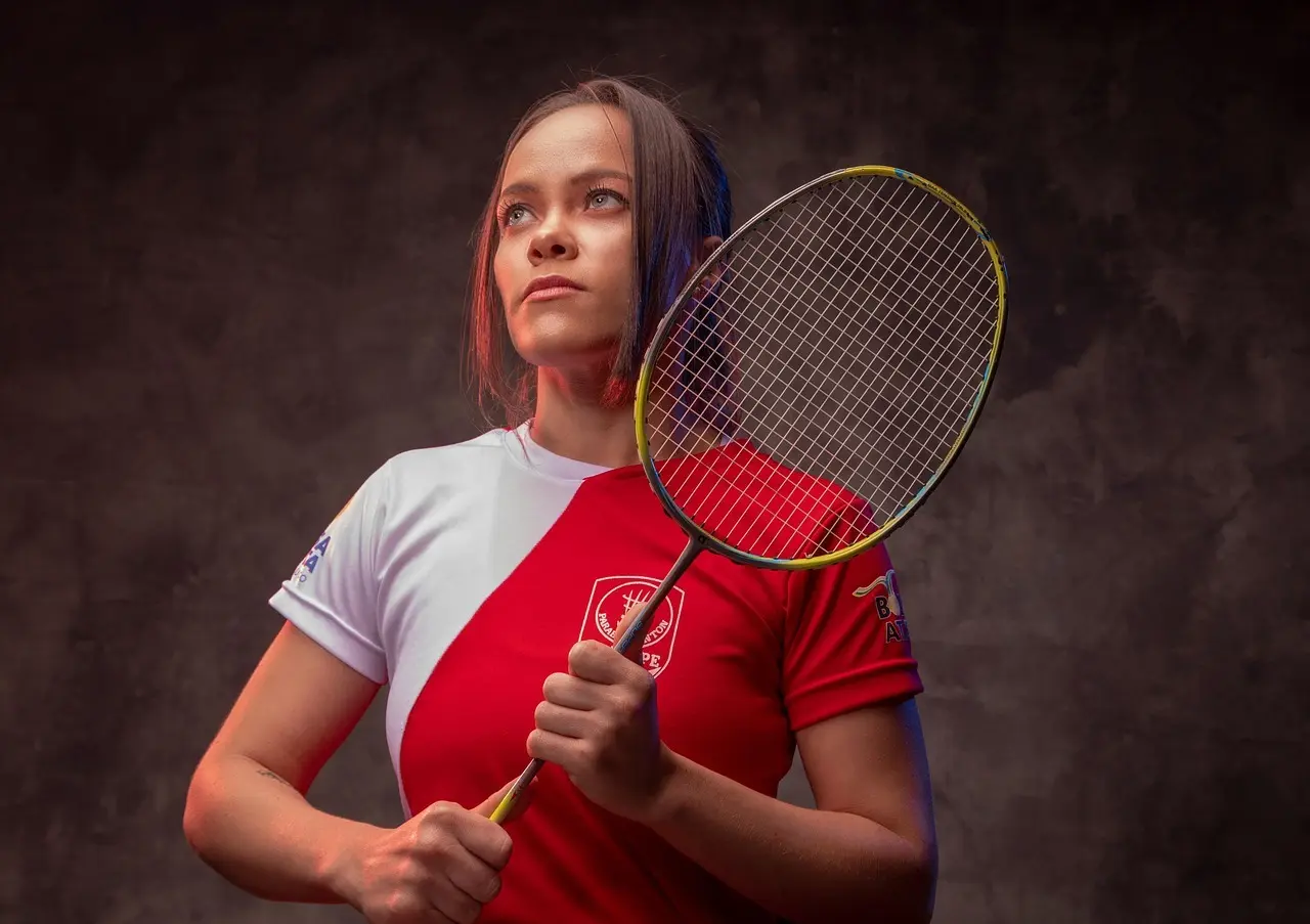 Badmintonspiller med ketcher