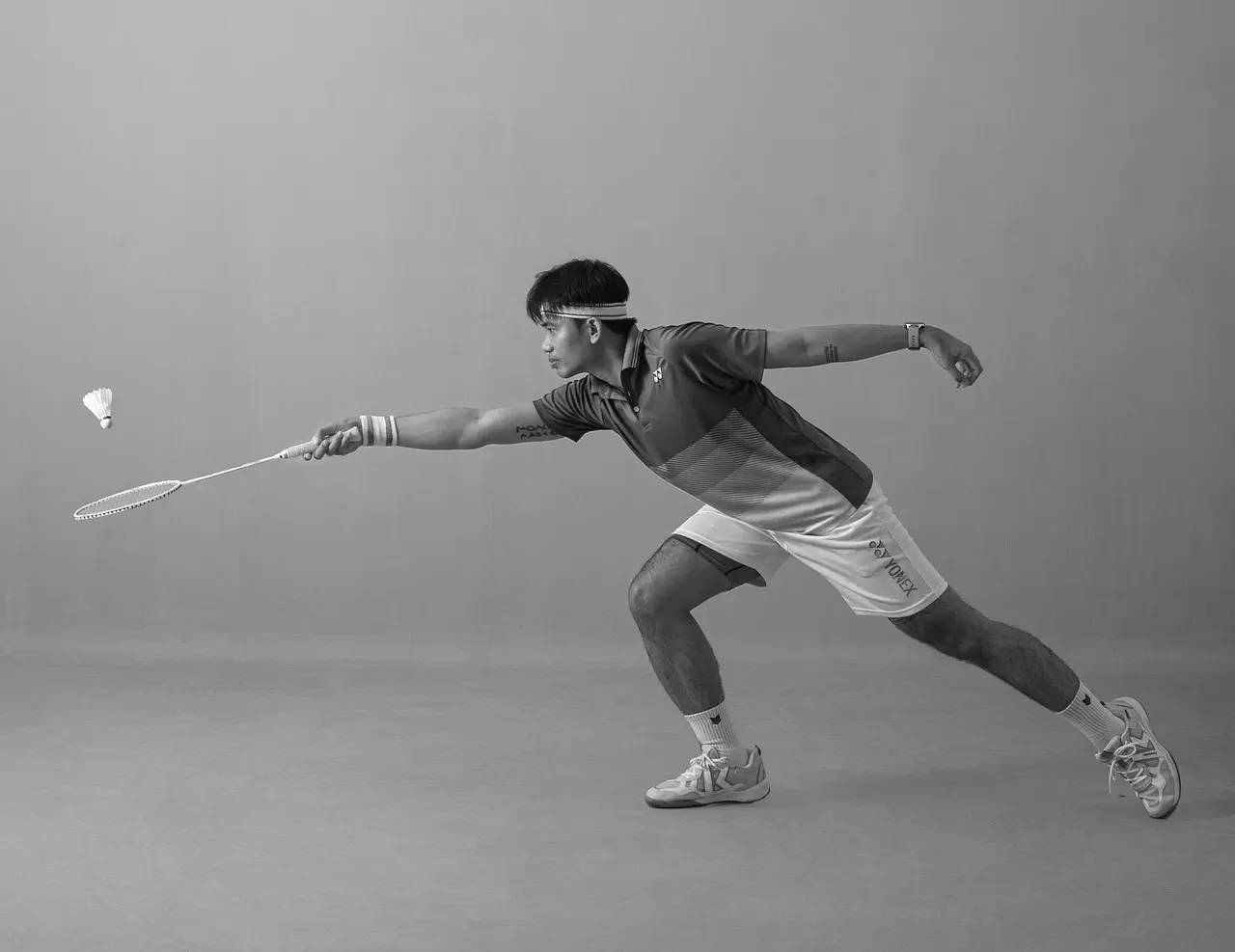 Badmintonspiller i udstrakt position